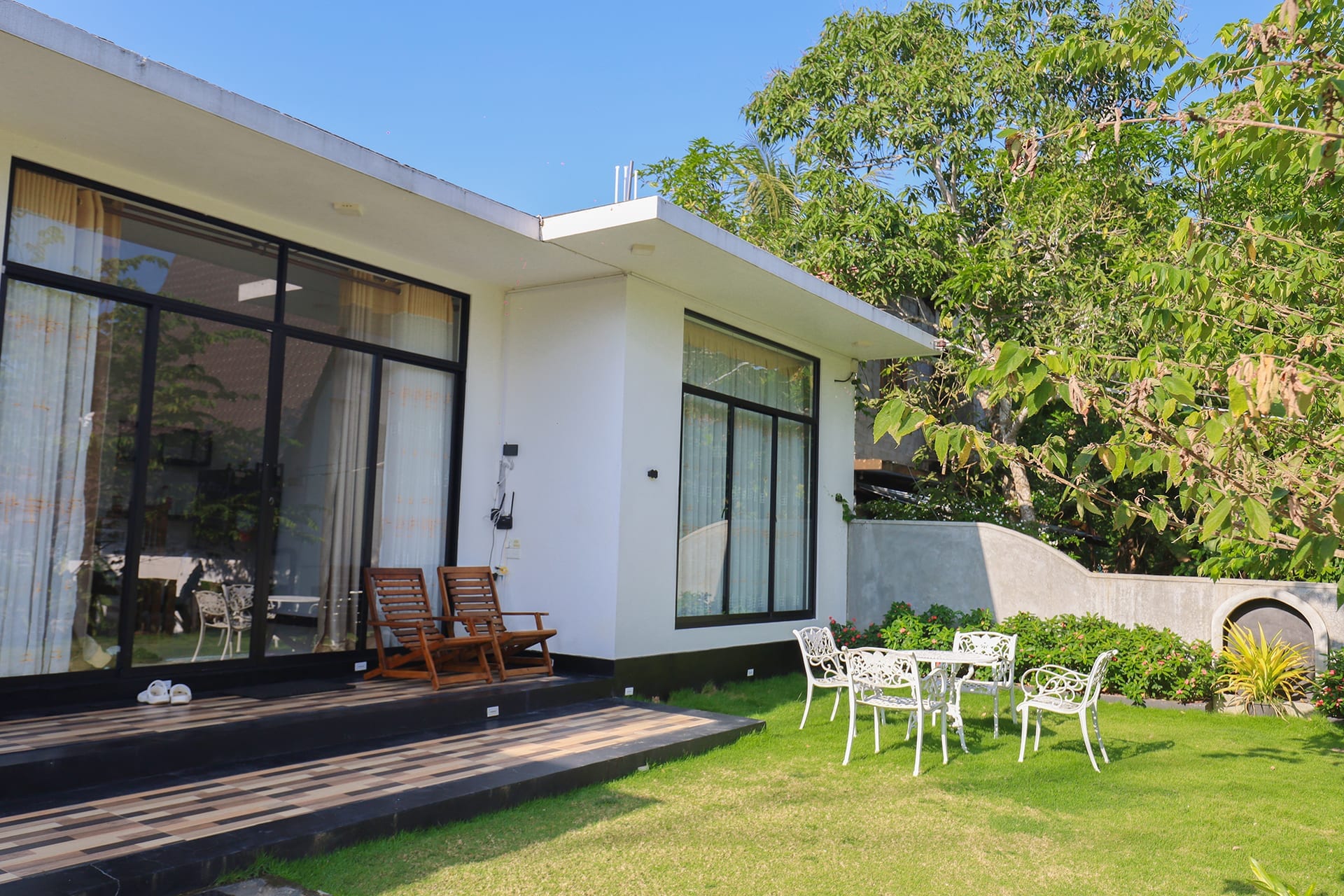 Deluxe Garden Suite — private terrace with garden dining